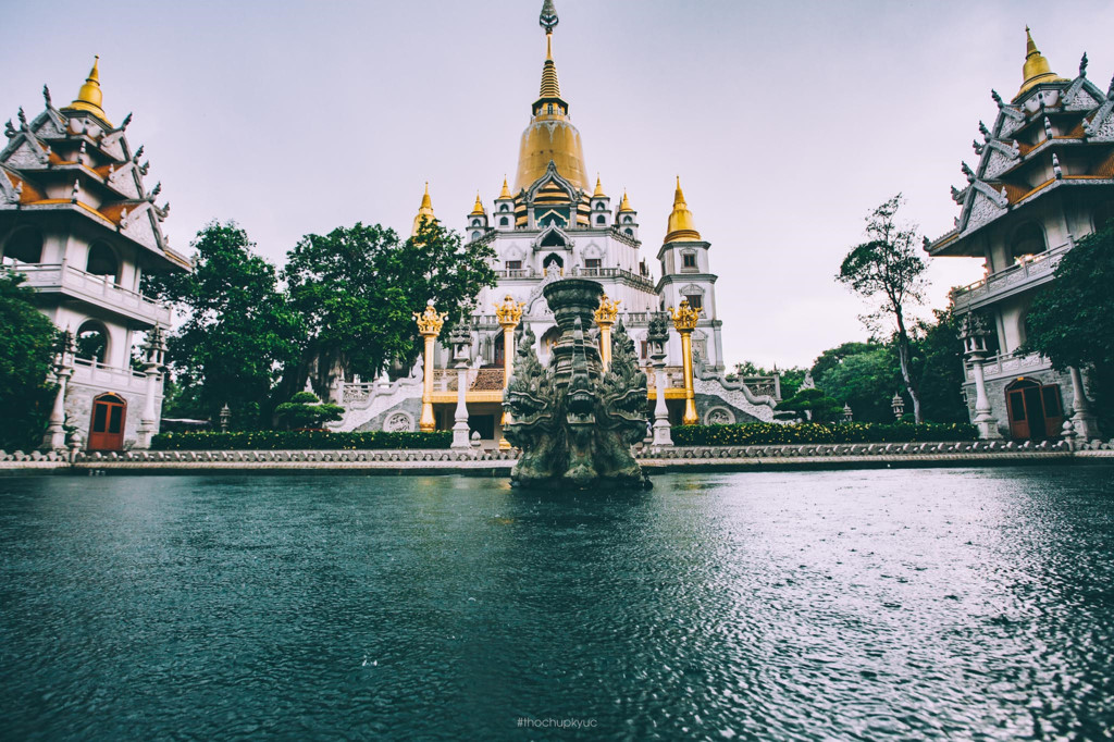 Chùa[-]vàng[-]Bửu[-]Long[-]rực[-]rỡ[-]trong[-]màn[-]mưa[-]
